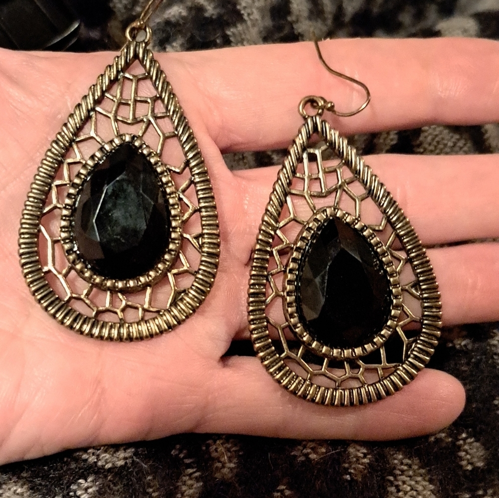 Ladies Beautiful Teardrop Fashion Earrings Faceted Glass Surrounded by Gold Tone